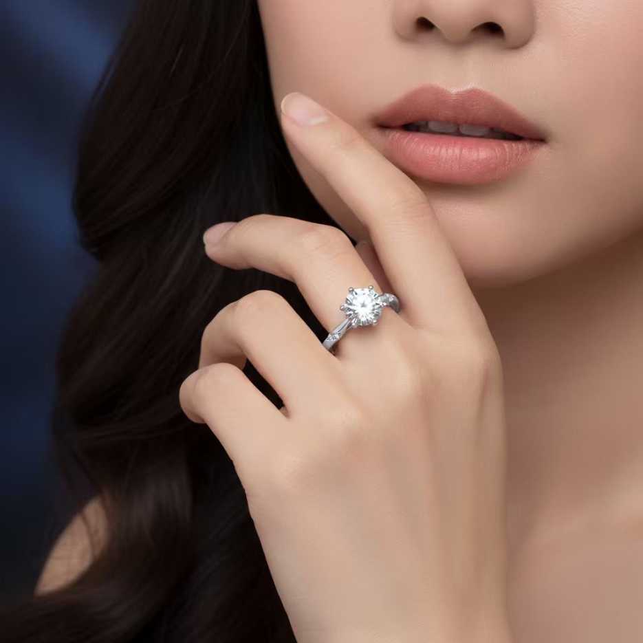 wanita memakai aksesoris cincin Gstarlight